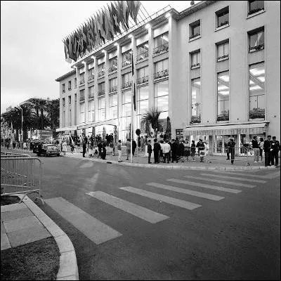Quel festival de cinéma a été officiellement créé en 1939, même si sa première édition a été reportée en 1946 en raison de la guerre ?