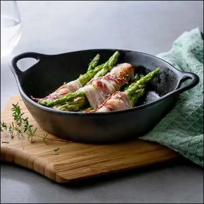 Quel plat de cuisson se reconnaît à son couvercle conique, généralement en terre cuite ?