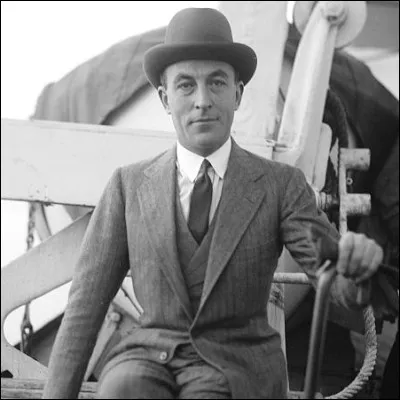 Quelle joueuse de tennis a introduit la jupe courte plissée sur le court avec le soutien du couturier Jean Patou ?