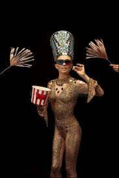 Cette grande épouse royale a tenu un rôle de premier plan à la cour d'Amarna, l'Horizon du Soleil, nouvelle capitale fondée par Akhénaton. Qui est-elle ?