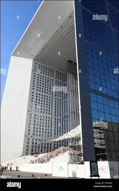 Qui est l'architecte de la Grande Arche de la Défense ?