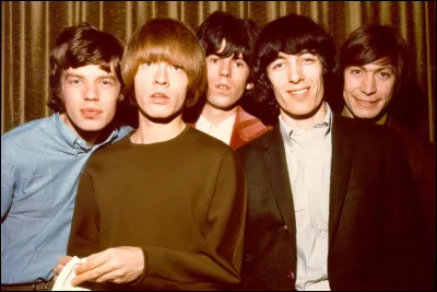 Quel était le nom du membre des Rolling Stones qui fut retrouvé noyé dans la piscine de sa résidence ?