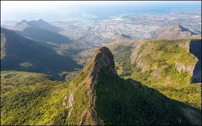 Sur quelle île la montagne appelée Le Pouce est-elle située ?