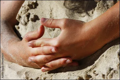 Comment est la personne qui se tourne les pouces ?