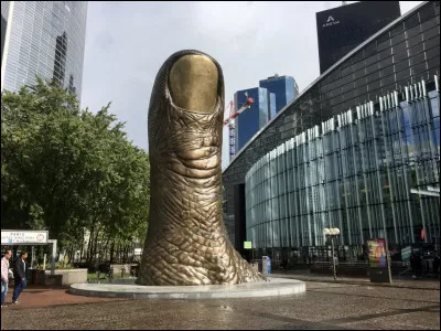 A qui doit-on cette sculpture de 12 mètres de haut situé dans le quartier de la Défense ?