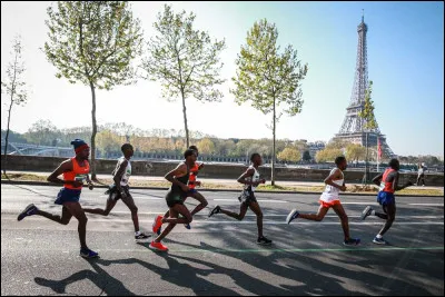 Quelle compétition sportive se déroule chaque année dans les rues de Paris depuis 1976 ?