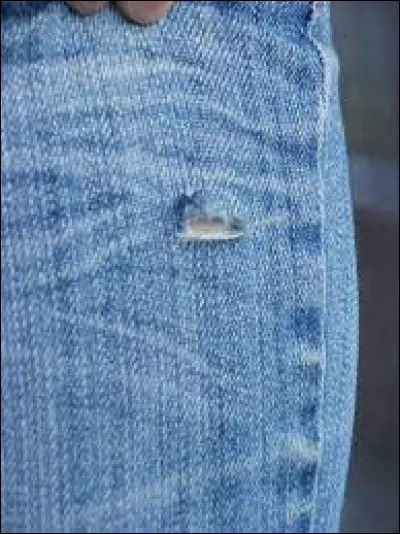 Qui a fait cet [...] à ce jean neuf ?