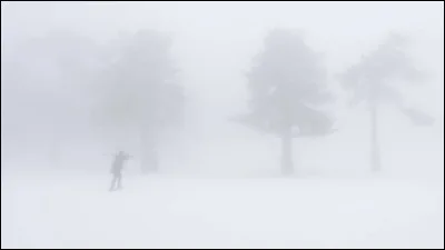 À cause de ce brouillard [...], le skieur s'est perdu.