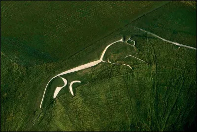 Dans quel pays peut-on admirer le Cheval blanc d'Uffington, creusé dans une colline de craie ?