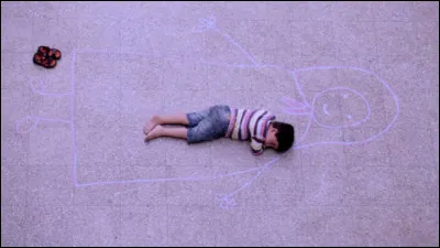 Qui chante "Il rêve couché sur un parquet / Dans les bras de sa mère / Dessinée à la craie / Tous les soirs en secret / Ce dessin il le fait / Trait pour trait / À partir d'un portrait..." ?