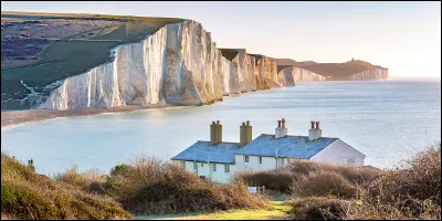 Ces falaises composées principalement de craie blanche sont situées en Grande-Bretagne et font face au Pas-de-Calais. Dans quelle ville peut-on les admirer ?