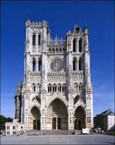 Où se trouve cette cathédrale, construite principalement en craie blanche ?