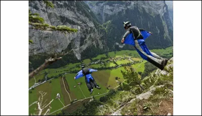 Quelle technique de vol assisté permet de planer à plus de 200 km/h à un être humain ?
