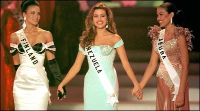 Entre 1995 et 2023, combien de pays n'ont été classés qu'une seule fois dans le top 3 ?