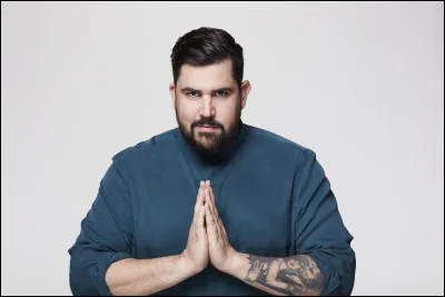 Dans un sketch d'Artus, que regarde le pape sur son ordinateur ?