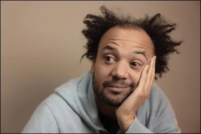 Dans un sketch, Fabrice Éboué compare les homosexuels à...