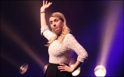 Dans un sketch de Laura Laune, quelle consigne donne la mère d'Oussama à son fils pour qu'il gagne aux échecs ?