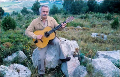 Qui "dégrafait son corsage" dans une chanson de Georges Brassens ?