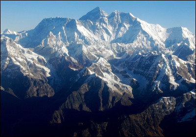 En Asie se trouve le plus haut sommet du monde, quel est son nom ?