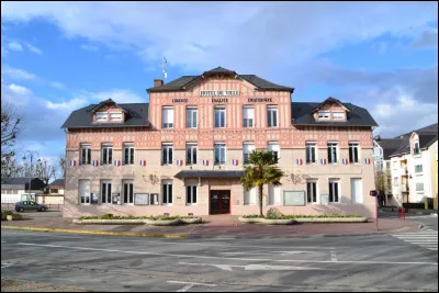 Cette commune de 8 000 habitants du département de la Seine-Maritime, située dans la banlieue d'Elbeuf, c'est Saint ... lès Elbeuf