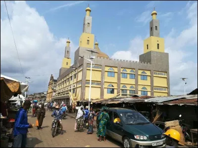 Quelle est l'initiale du nom du pays d'Afrique de l'Ouest qui s'appelait autrefois le Dahomey ?