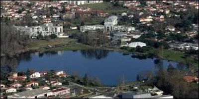 Cette ville de 13 000 habitants située dans le département des Landes, sur la rive droite de l'Adour, face à la ville de Dax, c'est Saint ... lès Dax