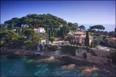Cette commune des Alpes-Maritimes, située entre Villefranche-sur-Mer et Beaulieu-sur-Mer, c'est Saint ... Cap-Ferrat.