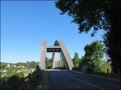 Cette commune du département de l'Eure, située en bordure de la Seine, près de Louviers, c'est Saint ... du Vauvray