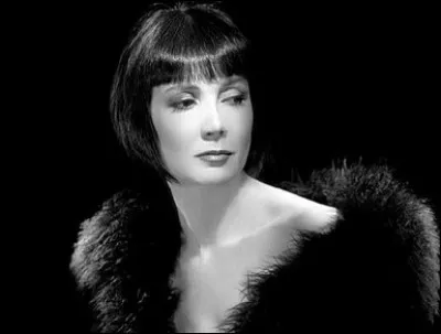 Quel est ce célèbre studio parisien réputé pour ses portraits en noir et blanc de stars ?