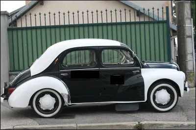 Quels professionnels français utilisaient des voitures pie (noires et blanches ) dans les années 60 ?