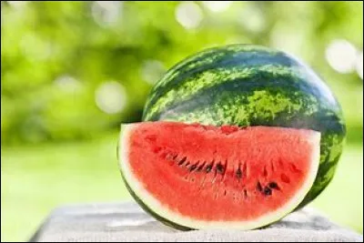 Une pastèque contient environ 75% d'eau.