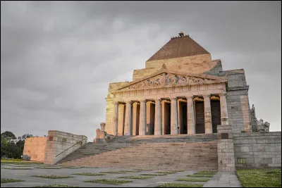 Mon premier est la dernière syllabe d'un mot désignant une boisson faite à base d'eau et de miel.
Mon second est un mot familier d'une expression qui signifie "être en retard".
Mon troisième désigne la négation.
Mon tout est la deuxième ville la plus peuplée d'un pays. 
De quel pays s'agit-il ?