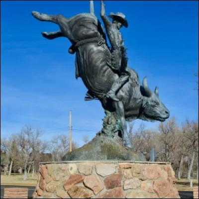 Mon premier est une préposition signifiant "à l'intérieur de".
Mon second est un mammifère charognard doté d'une mâchoire.
Mon tout est une capitale d'un État des États-Unis.
Mais de quel État s'agit-il ?