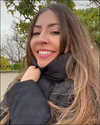 Comment cette youtubeuse s'appelle-t-elle ?