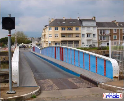 Dans quel sens s'ouvre le pont tournant de l'entrée sud du port ?