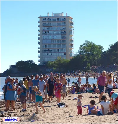 Comment s'appelle ce grand immeuble à la pointe de Villès-Martin ?