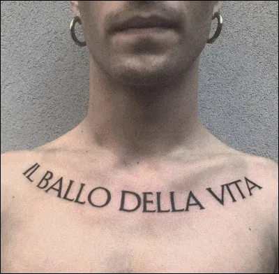 Que signifie ce tatouage (IL BALLO DELLA VITA) ?