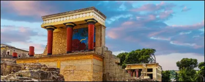 Où le site antique de Knossos est-il situé ?
