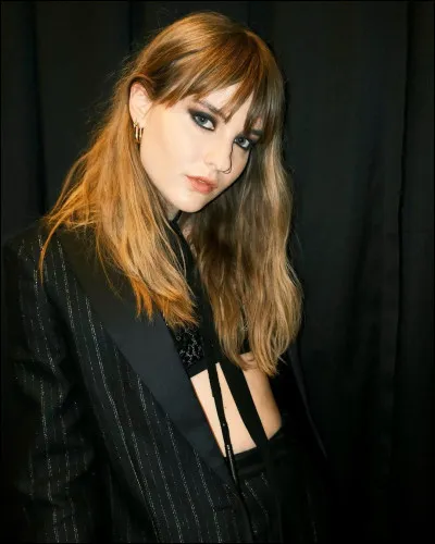 De quel(s) instrument(s) joue-t-elle ?