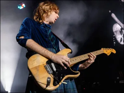 Quel membre de Måneskin rencontre-t-elle en premier ?