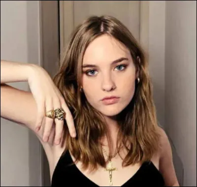 Vrai ou faux : sa mère est morte quand Victoria avait 12 ans.