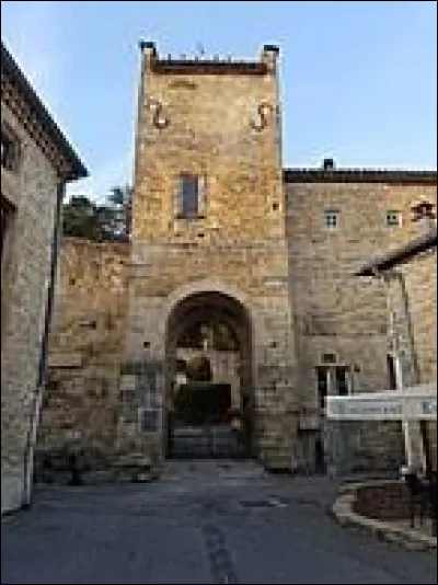 Voici la porte fortifiée du château de la Boisse, à Étoile-sur-Rhône. Ville de l'aire d'attraction Valentinoise, elle se situe dans le département ...
