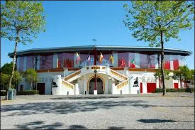 Je vous attends en Nouvelle-Aquitaine, devant les arènes de Pomarez. Commune de l'aire d'attraction Dacquoise, elle se situe dans le département ...