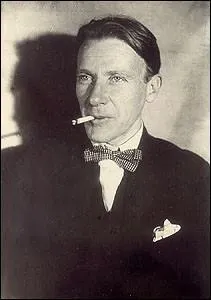 Mdecin, puis journaliste, il se consacrera exclusivement  l'criture  29 ans et sera l'auteur de nouvelles, romans, pices et livrets dont  La garde blanche . Qui est ce ?