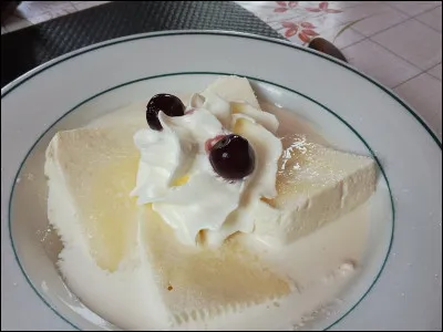 C'est bon, c'est frais, c'est un dessert alsacien à base de fromage frais, arrosé de kirsch, de crème fraîche et de sucre.
