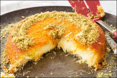 Cette pâtisserie libanaise, a une croûte croustillante, un cur fondant. Elle est réalisée à base de cheveux d'anges, de fromage, de beurre, pistaches et sirop.