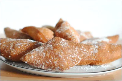 Ce beignet en forme de losange, fendu au milieu, à la pâte moelleuse à l'intérieur est originaire du pays nantais.