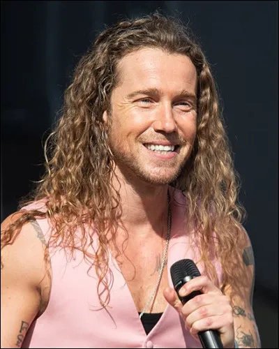 Voici la dix-septième personnalité préférée des Français, qui est un chanteur. Maintenant, jouons avec les homonymes ! Quel est son nom de famille ?