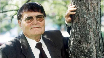 Que fait notre écrivain Hervé Bazin quand il ne se tape pas la tête contre les murs ?