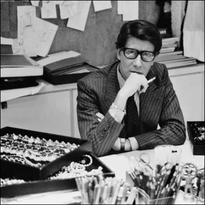 Voilà Yves, le célèbre parfumeur. Que dire de lui ?